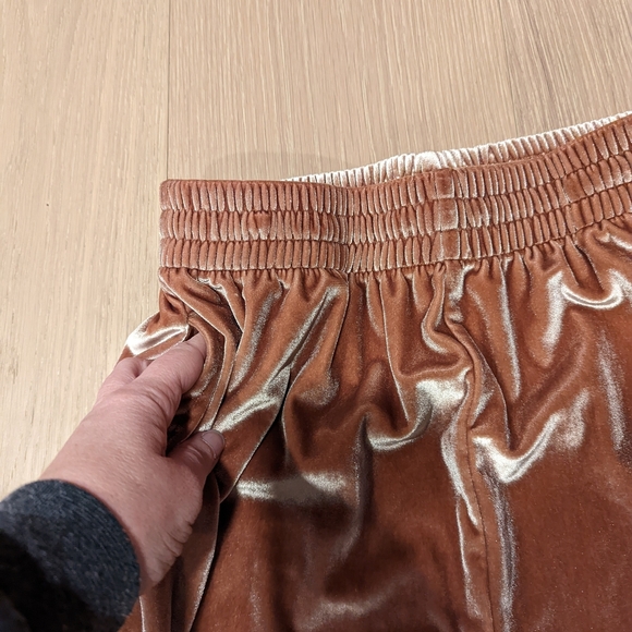 Velvet Tracksuit in Shimmering Brown - Picture 3 of 12